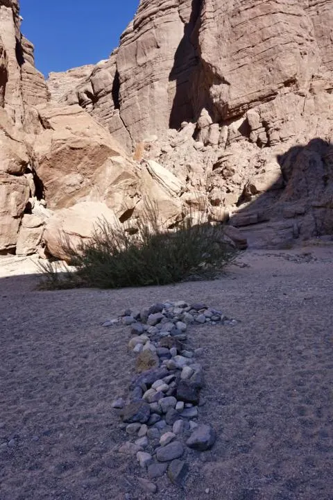 A rock arrow at the entrance to Ladder Canyon