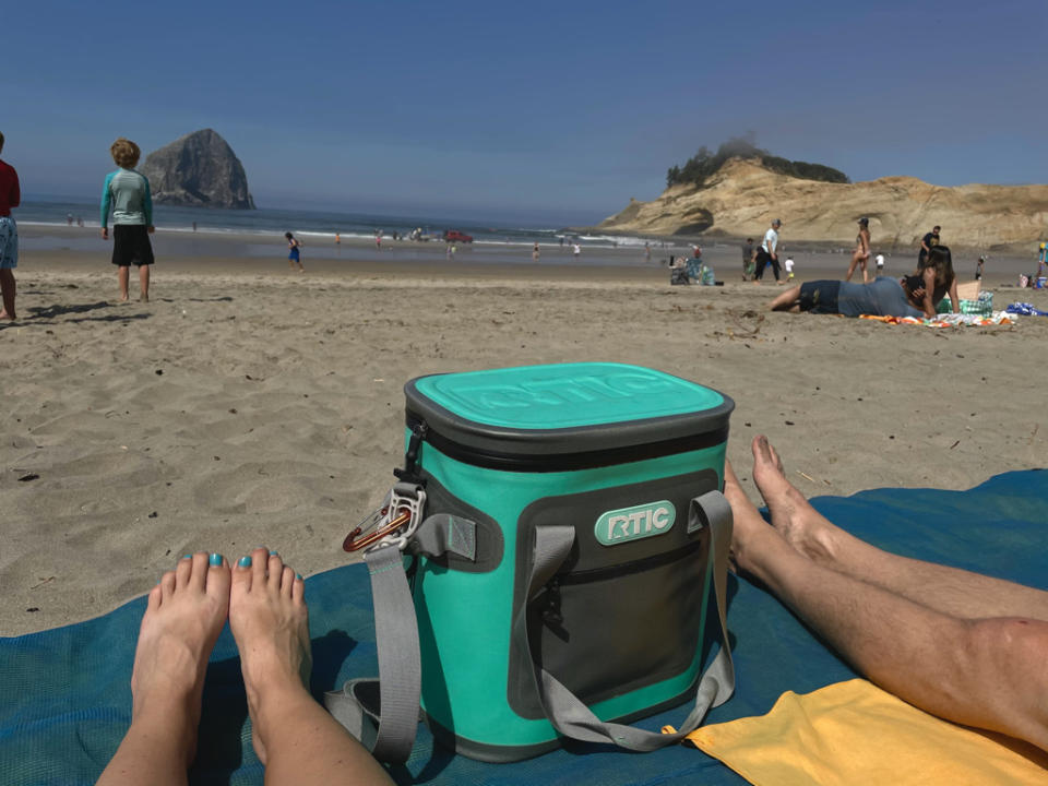 along our Oregon Coast road Trip we stopped in Pacific City Beach on a nice day to have a beach picnic