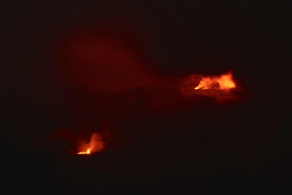 Kilauea and Mauna Loa erupting together November 2023.