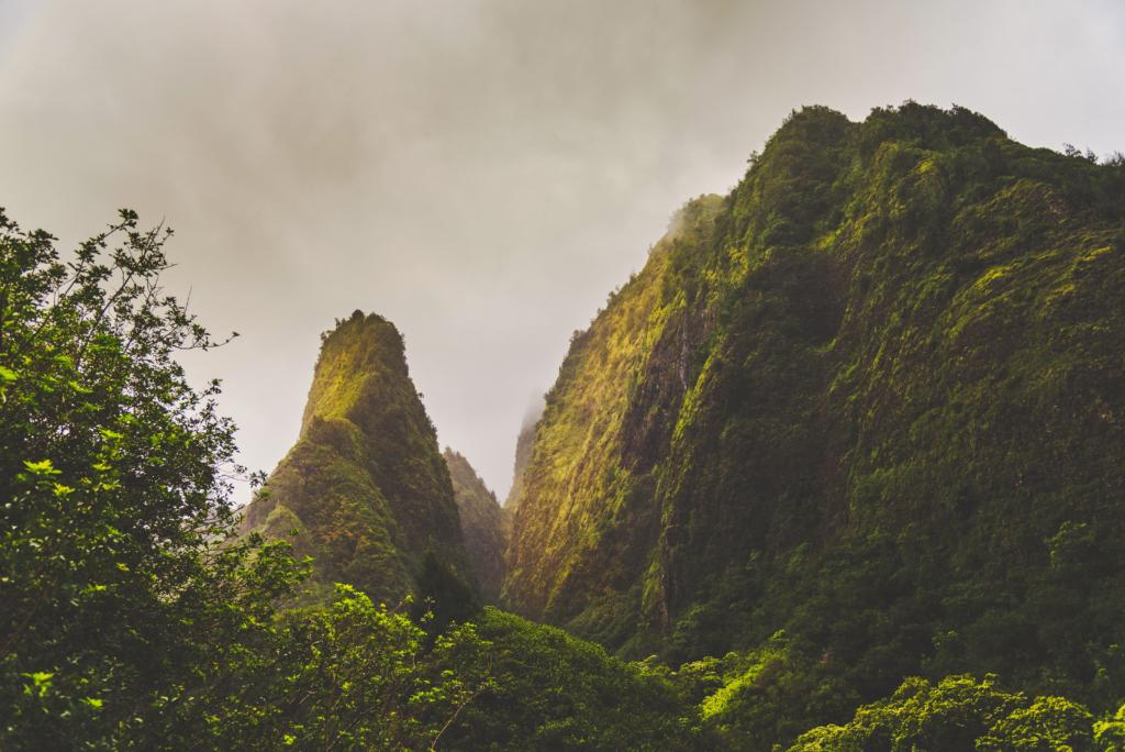 Iao Needle Lookout Trail in Iao Valley State Monument.