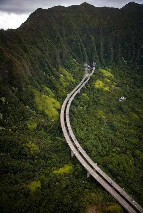 A curvy mountain highway in Oahu.