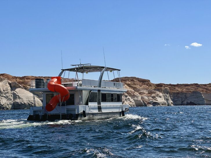 A Houseboat driving around Antelope Island in Lake Powell.
