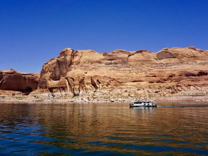 Houseboat on the move Lake Powell