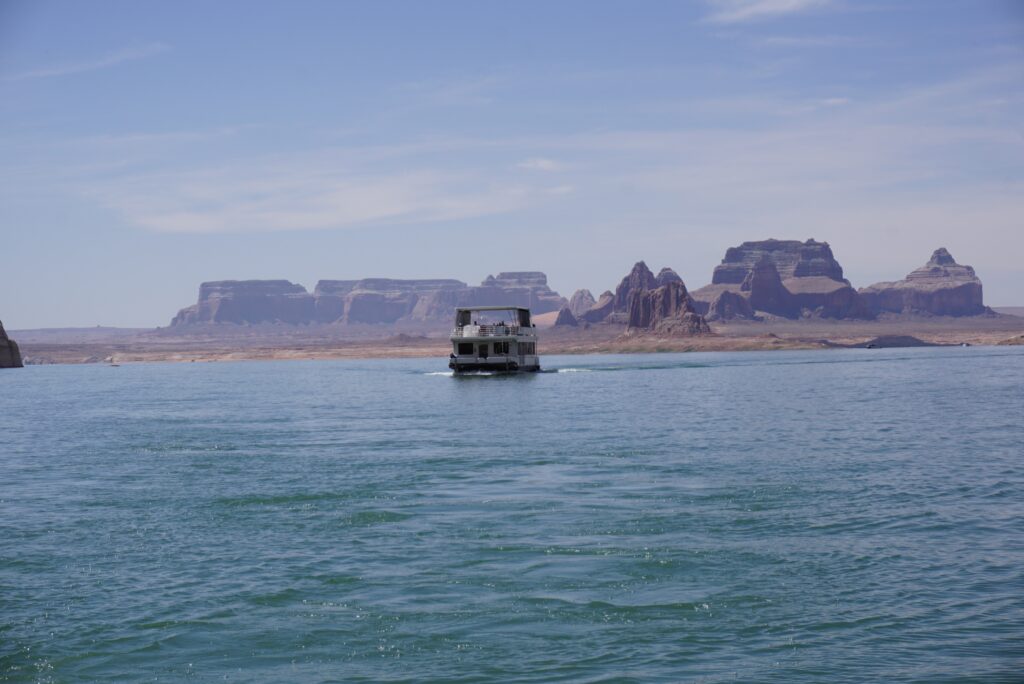 Lake Powell houseboat on the move