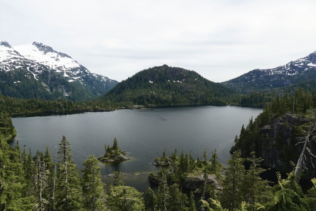 The grand viewpoint above Bedwell Lake in the mountains.